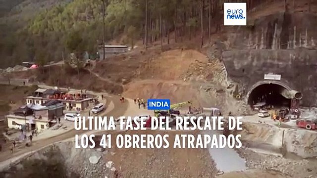 Los rescatistas sacan al primero de los 41 trabajadores atrapados en un túnel en la India