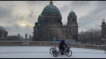 Prima nevicata a Berlino, monumenti e strade imbiancate