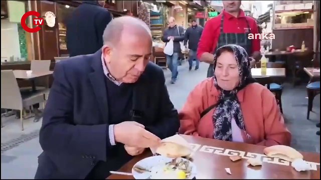 Gürsel Tekin, Kadıköy sokaklarında yurttaşlarla bir araya geldi: İlla hamsi ye dedi...