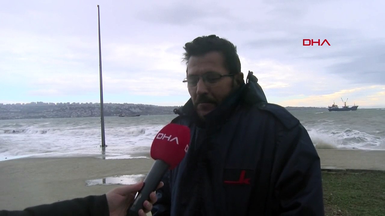 İstanbul'da lodos nedeniyle oluşan dalgalar yürüyüşe çıkanlara zor anlar yaşattı