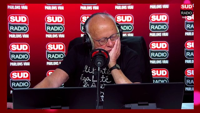 On marche sur la tête : des agriculteurs en colère retournent les panneaux de noms de communes.