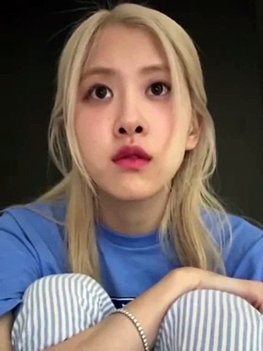 Rose was scared by the phone blackpink
