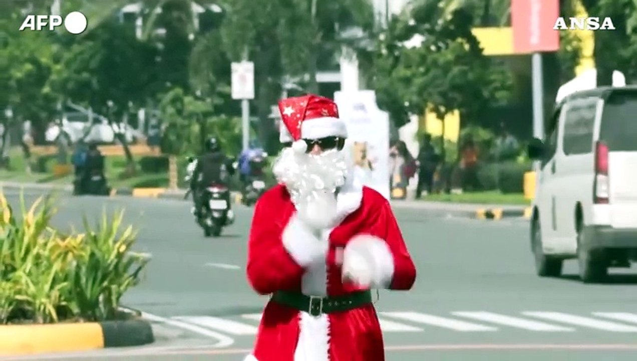 Babbo Natale ballerino dirige il traffico di Manila
