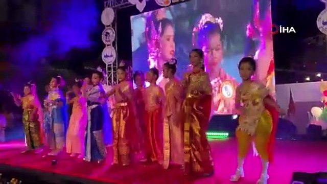 Tayland'da Yüzen Fener Festivali renkli görüntüler oluşturdu