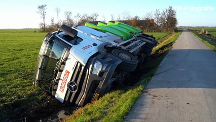 Vuilniswagen in sloot aan Polleboersweg te Genemuiden
