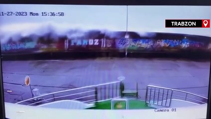 Trabzon'daki fırtınada otomobil ve vatandaşların dalgalardan kurtulması