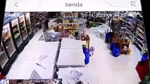 Video: Antisociales encapuchados y armados atracan una tienda en Cobija y hieren al dueño