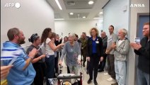 Israele, ex ostaggio di 85 anni dimessa dall'ospedale di Holon