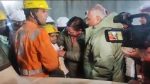 Video: मजदूरों की स्वागत में खड़े हैं मोदी के मंत्री, टनल से निकाले गए 4-4 मजदूर