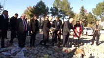 KKTC Meclis Başkanı Adıyaman'da depremde hayatını kaybeden öğrenciler için dua etti