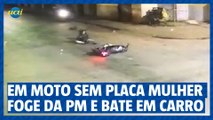 Em moto sem placa, mulher foge da PM e bate em carro