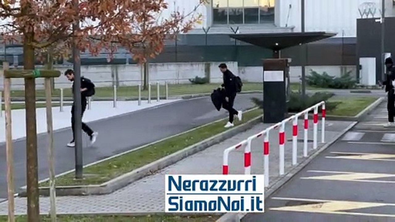 L'Inter in partenza verso Lisbona (28 novembre 2023)