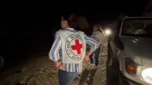 الصليب الأحمر ينشر لقطات للحظات الأولى للقاء أسير فلسطيني بعائلته في غزة