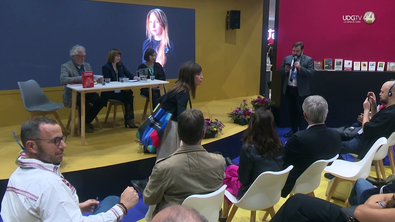 Rinden homenaje a la escritora ucraniana Victoria Amelina en la FIL 2023