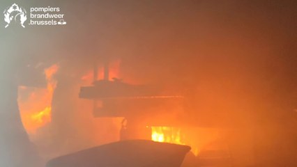 Incendie dans un hôtel squatté place du Jeu de Balle dans les Marolles à Bruxellles