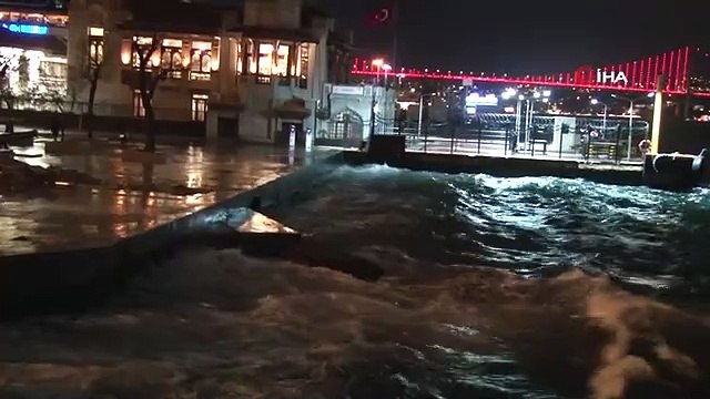 İstanbul Boğazı çift yönlü gemi trafiğine kapatıldı