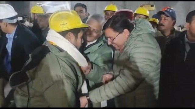 Festa per i 41 lavoratori indiani salvati dal tunnel, accolti come eroi