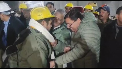 Festa per i 41 lavoratori indiani salvati dal tunnel, accolti come eroi