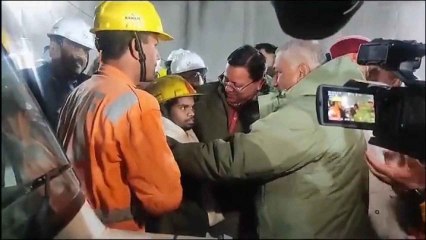 Rescatan a los 41 trabajadores del túnel de la India