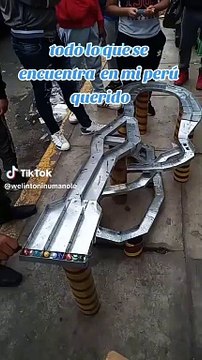 'Pista de canicas' sorprende a transeúntes en las calles de Lima