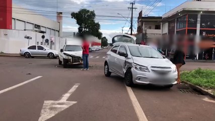 Acidente entre Fiorino e Onix é registrado na Rua São Paulo