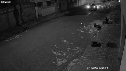 Homem tenta ser herói e atropela motociclista que ajudava vítima