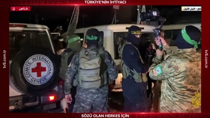 Kassam Tugayları, esirleri Kızılhaç görevlilerine böyle teslim etti.