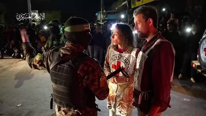 مشاهد من تسليم مجاهدي كتائب القسام وسرايا القدس للدفعة الخامسة من المحتجزين الصهاينة في قطاع غزة