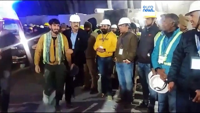 India, salvi tutti i 41 operai intrappolati nel tunnel