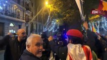 La policía multa a Andres, el joven que reza el rosario cada noche en Ferraz