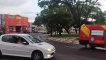 Homem sofre queda de moto na rotatória da praça Brasília e tem possível fratura na perna