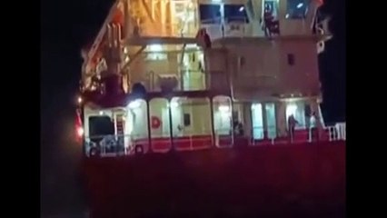 Fırtınada gemi karaya oturdu