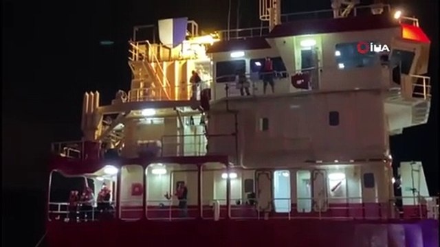 Zeytinburnu Sahili'nde 'Kadriye Ana' isimli kimyasal tanker gemisi fırtına nedeniyle sürüklenerek karaya oturdu