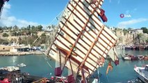 Antalya'da fırtına ve dev dalgaların vurduğu Kaleiçi Yat Limanı'nda balıkçılar ve turizmciler etkilendi
