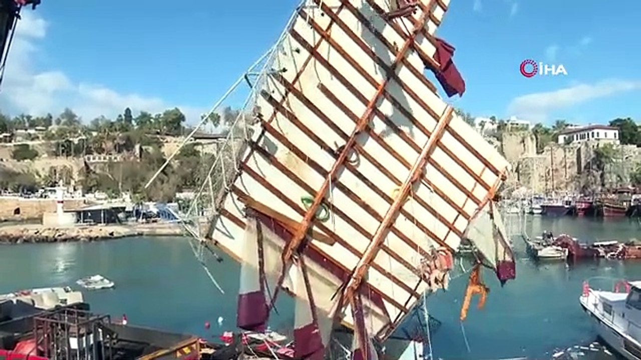 Antalya'da fırtına ve dev dalgaların vurduğu Kaleiçi Yat Limanı'nda balıkçılar ve turizmciler etkilendi