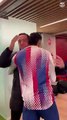 Xavi abraza a los jugadores del Barça tras clasificar a octavos de Champions