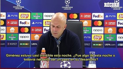 Arne Slot DURO con SANTIAGO GIMÉNEZ: "Todavía necesita mejorar y crecer"