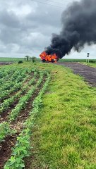Carro de Goioerê pega fogo em estrada de Mamborê. Casal saiu ileso