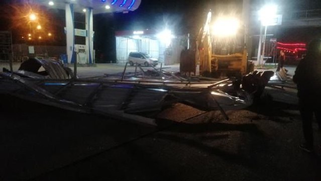 İstanbul'da Fırtına Etkili Oldu: İş Yerinin Çatısı Uçtu, Sahil Şeridi Sular Altında Kaldı