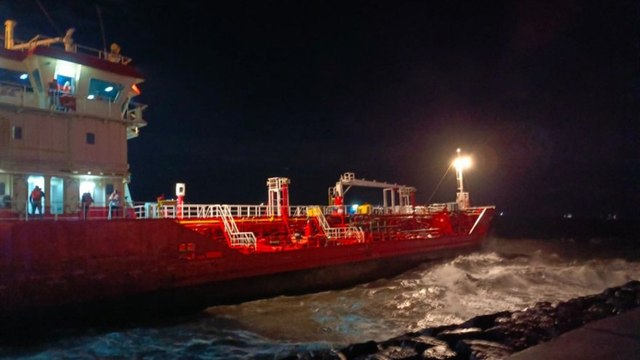Zeytinburnu açıklarında karaya oturan tankerin mürettebatı kurtarıldı