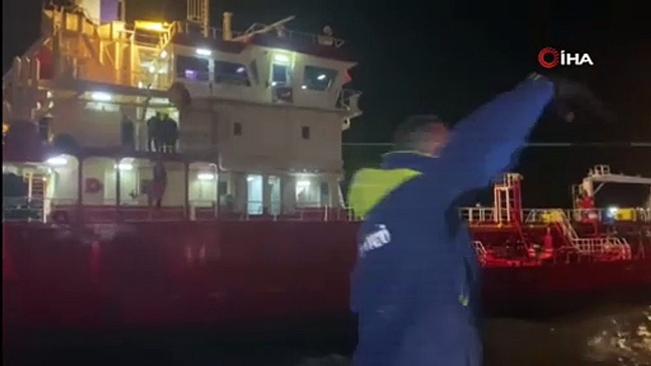 Zeytinburnu açıklarında fırtınayla sürüklenen gemi karaya oturdu