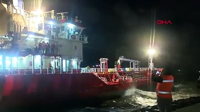 İstanbul'da bir gemi karaya oturdu