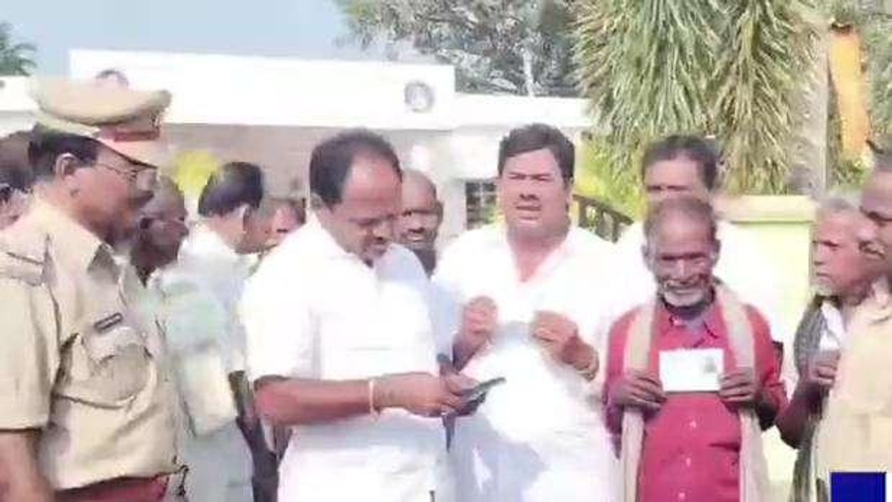 కార్డులు అందించిన డిప్యూటీ సీఎం... సంతోషం వ్యక్తం చేసిన...