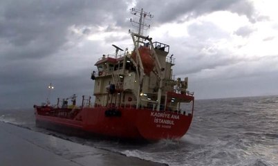 Zeytinburnu açıklarında karaya oturan gemi gün ağarınca böyle görüntülendi