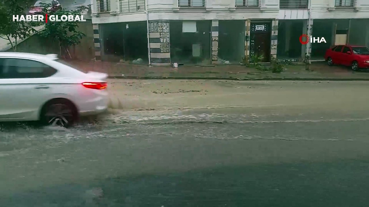 Tekirdağ'da şiddetli yağış: Sokaklar dere gibi aktı!