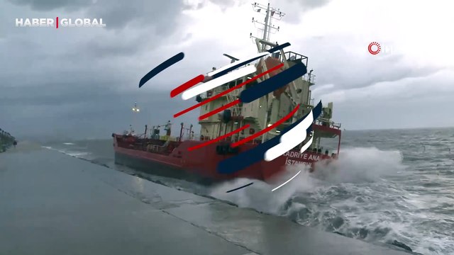 Beşik gibi sallandı: Zeytinburnu’nda bir gemi lodos nedeniyle karaya oturdu!