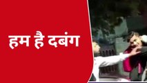 कानपुर: बीच सड़क पर दबंगों ने युवक को लात-घूंसों से जमकर पीटा, वीडियो वायरल