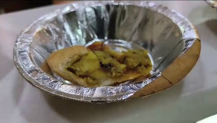 खोडियार स्वीट्स में खाने पीने के सामान में निकल रहा काकरोच