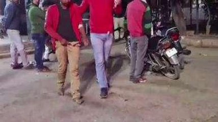 धौलपुर: ट्रैक्टर ने बारातियों को रौंदा, फिर गुस्साए ग्रामीणों ने ड्राइवर को पकड़कर पीटा, देखें