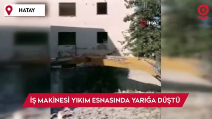 Hatay'da iş makinesi yıkım esnasında oluşan yarığa düştü